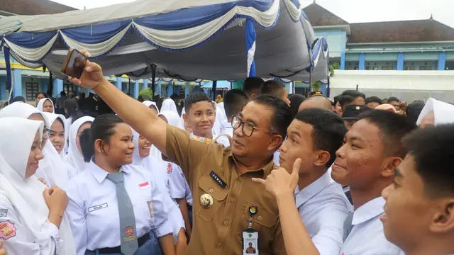 Pj Gubernur Kaltim Akmal Malik Pimpin Panen Melon Perdana di SMAN 3 Tenggarong