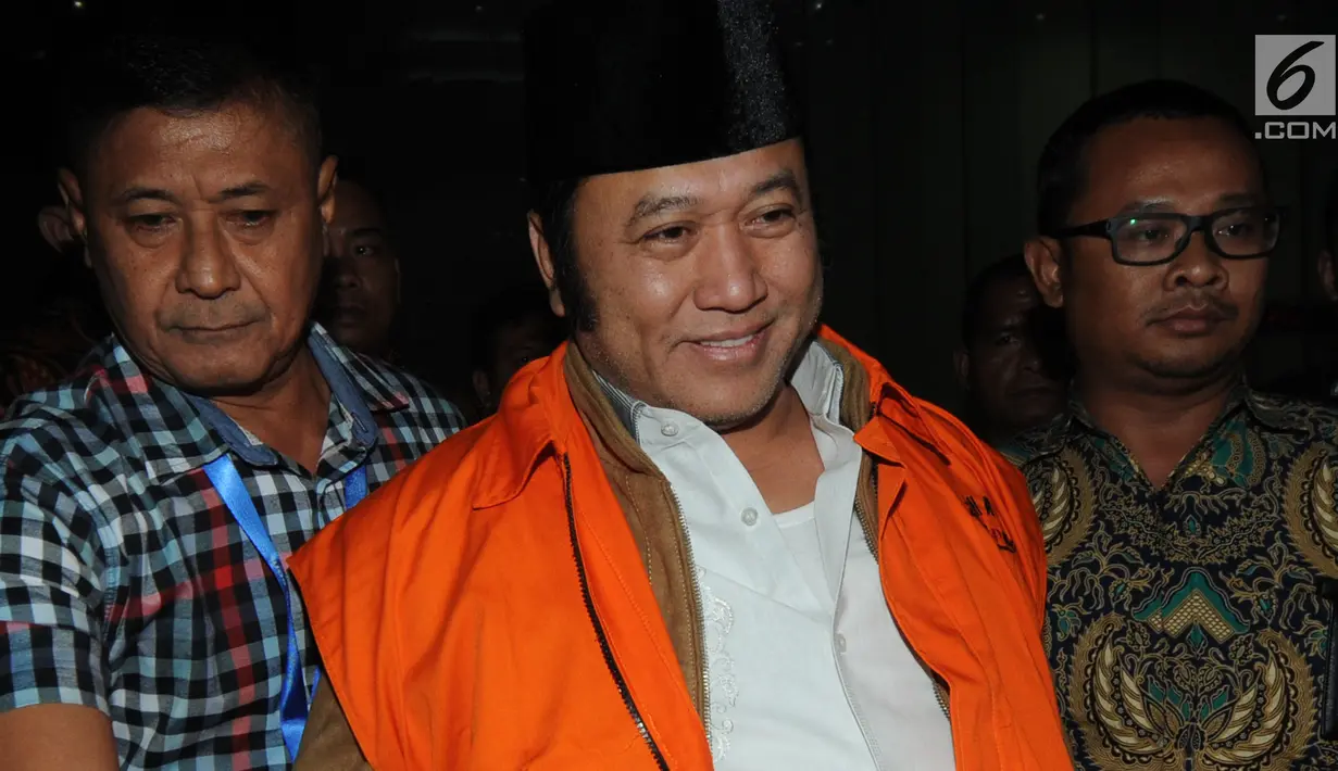 Bupati Lampung Selatan Zainudin Hasan menuju mobil tahanan seusai pemeriksaan di gedung KPK, Jakarta, Jumat (27/7). KPK resmi menahan adik Ketum PAN Zulkifli Hasan itu selama 20 hari di Rutan Klas I Jakarta Timur cabang KPK. (Merdeka.com/Dwi Narwoko)