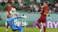 Pemain Timnas Spanyol, Dani Olmo mencetak gol pertama Spanyol ke gawang Timnas Kosta Rika dalam laga matchday pertama Grup E Piala Dunia 2022 di Al Thumama Stadium, Doha, Qatar, Rabu (23/11/2022) malam WIB. (AP/Alessandra Tarantino)
