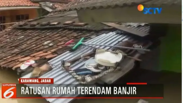 Tingginya intensitas hujan membuat sungai Cidarla-Wolong, Karawang, Jawa Barat meluap yang menyebabkan ratusan rumah warga terendam banjir.