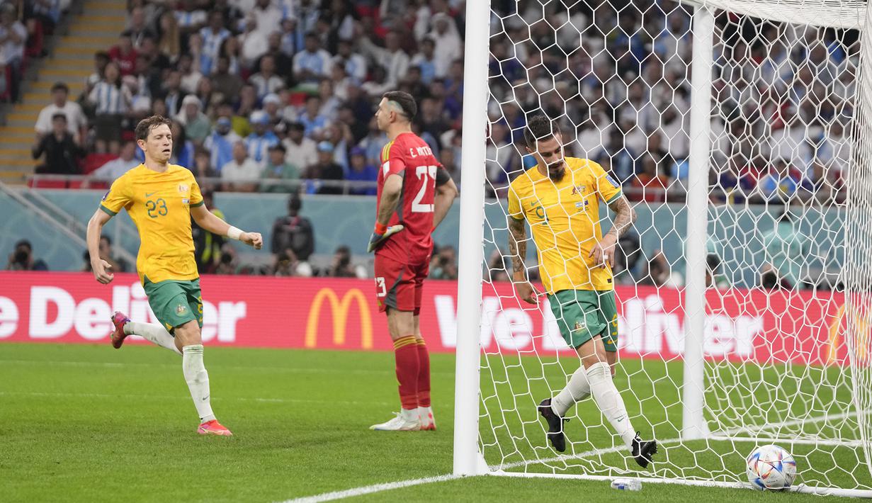 Australia baru mampu memperkecil ketertinggalan menjadi 1-2 pada menit ke-77. Bola tembakan Craig Goodwin dari luar kotak penalti sempat membentur pemain Argentina, Enzo Fernandez hingga bola berubah arah dan mengecoh kiper Emiliano Martinez. (AP/Thanassis Stavrakis)