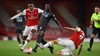 Gelandang Arsenal, Joe Willock, berebut bola dengan gelandang Liverpool, Naby Keita, pada pada laga lanjutan Premier League pekan ke-36 di Emirates Stadium, Kamis (16/7/2020) dini hari WIB. Arsenal menang 2-1 atas Liverpool. (AFP/Glyn Kirk/pool)