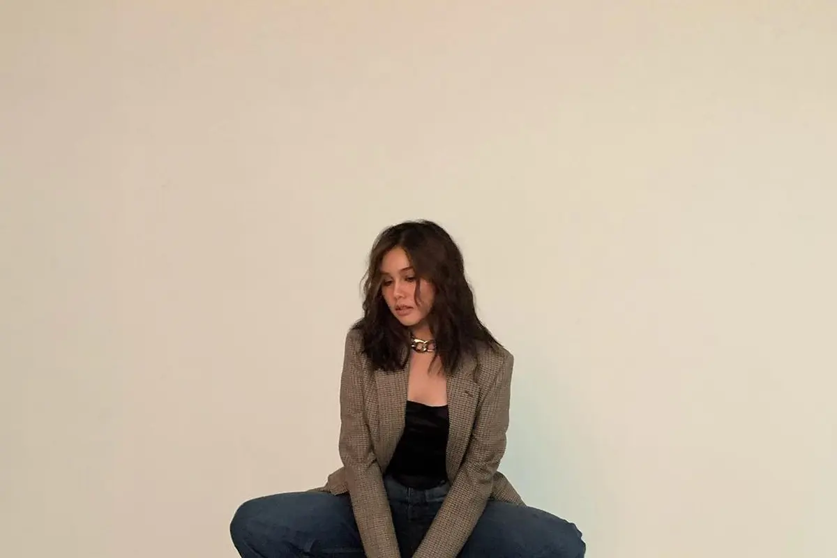 8 Inspirasi Padu Padan Blazer ala Vanesha Prescilla, dari Kemeja Bergaris hingga Sport Bra