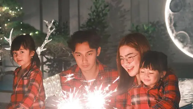 Rayakan Tahun Baru dengan Piyama Serasi, Gaya Keluarga Felicya Angelista & Caesar Hito Tetap Hangat dan Stylish