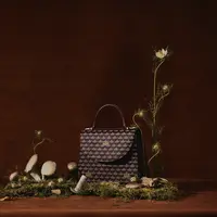 Siluet, warna, dan detail tas bisa menjadi elemen yang menarik untuk mengeksplorasi gaya personal, baik untuk tampilan kasual maupun elegan. (Foto/Dok: Fauré Le Page)