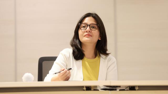 Foto: Pesona Ratu Tisha saat Mendampingi Erick Thohir Jumpa Pers
