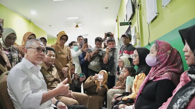 Menteri Koordinator (Menko) Bidang Pangan Zulkifli Hasan melihat langsung pelaksanaan Program Cek Kesehatan Gratis (CKG) di Puskesmas Taman Sidoarjo, pada Senin (10/2/2025).