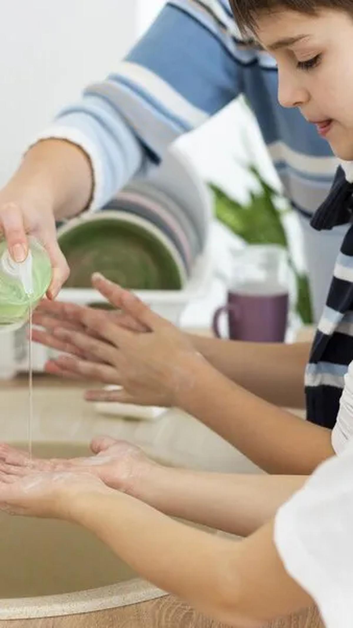 Ajarkan anak-anak untuk mencuci tangan dengan sabun dan air secara teratur, terutama setelah menggunakan toilet, bermain di luar, dan sebelum makan.&nbsp;