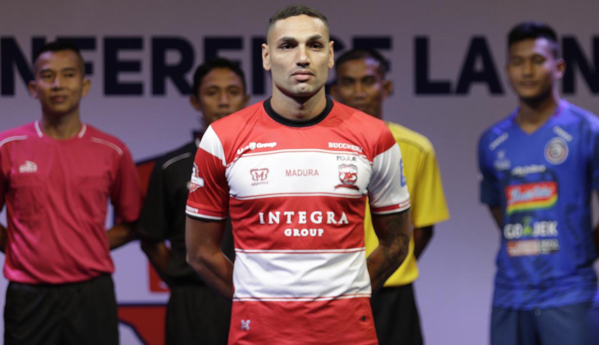 Pemain Madura United, Jaime Xavier berpose saat Peluncuran Shopee Liga 1 di SCTV Tower, Jakarta, Senin (13/5). Sebanyak 18 klub akan bertanding pada Liga 1 mulai tanggal 15 Mei. (Bola.com/Vitalis Yogi Trisna)