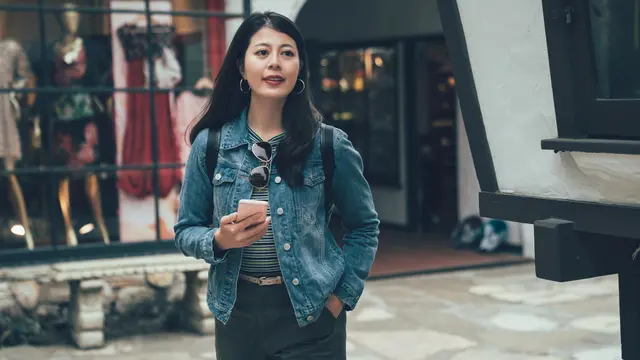 wanita juni tidak banyak gaya