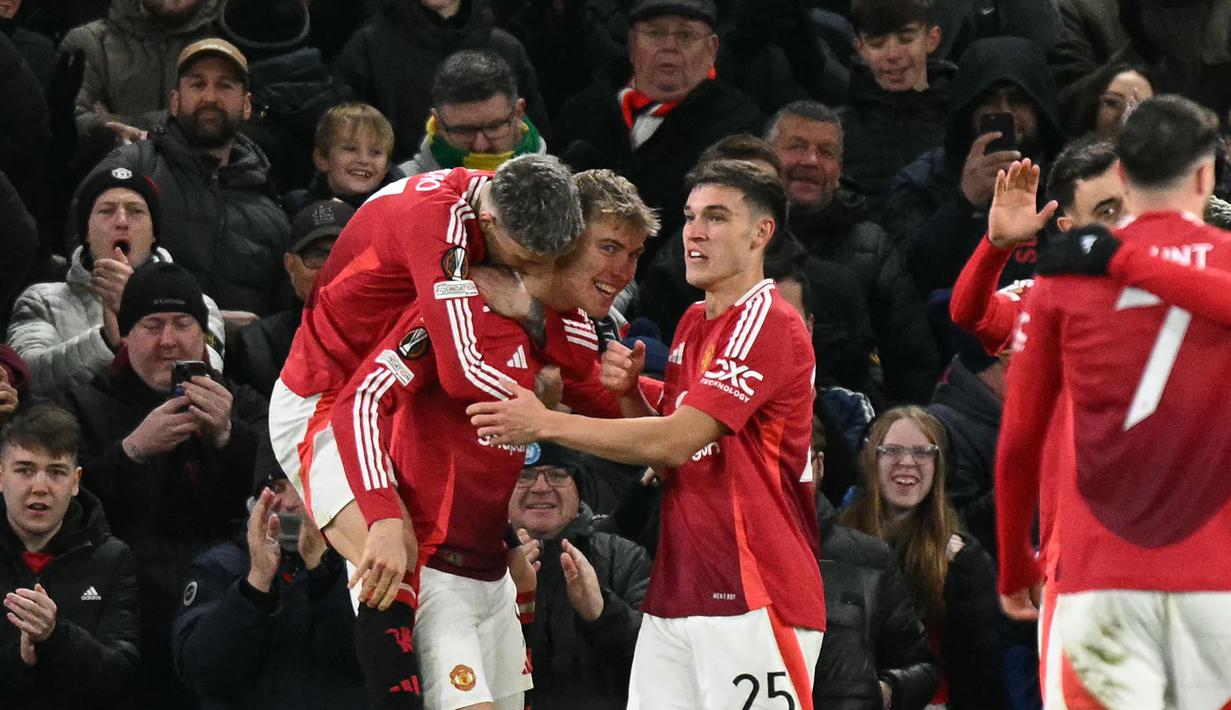Pemain depan Manchester United, Rasmus Hojlund (kedua kiri) merayakan gol dengan rekan setimnya saat pertandingan kelima League Phase Liga Europa 2024/2025 melawan Bodoe/Glimt di stadion Old Trafford, Manchester, Inggris, pada Kamis 28 November 2024 atau Jumat (29/11/2024) dini hari WIB. (Oli SCARFF/AFP)