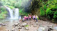Para pengunjung terlihat riang gembira setelah menikmati sajian wisata air Curug Batu Blek Cisayong Kota Tasikmalaya, Jawa Barat. (Liputan6.com/Jayadi Supriadin)