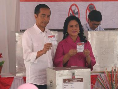Presiden Joko Widodo (Jokowi) dan Ibu Negara Iriana menyalurkan hak pilihnya pada Pilkada DKI 2017 putaran kedua di TPS 04 Gambir, Jakarta, Rabu (19/4). Jokowi terdaftar dalam DPT nomor 218, sedangkan Iriana di DPT nomor 219. (Liputan6.com/Angga Yuniar)