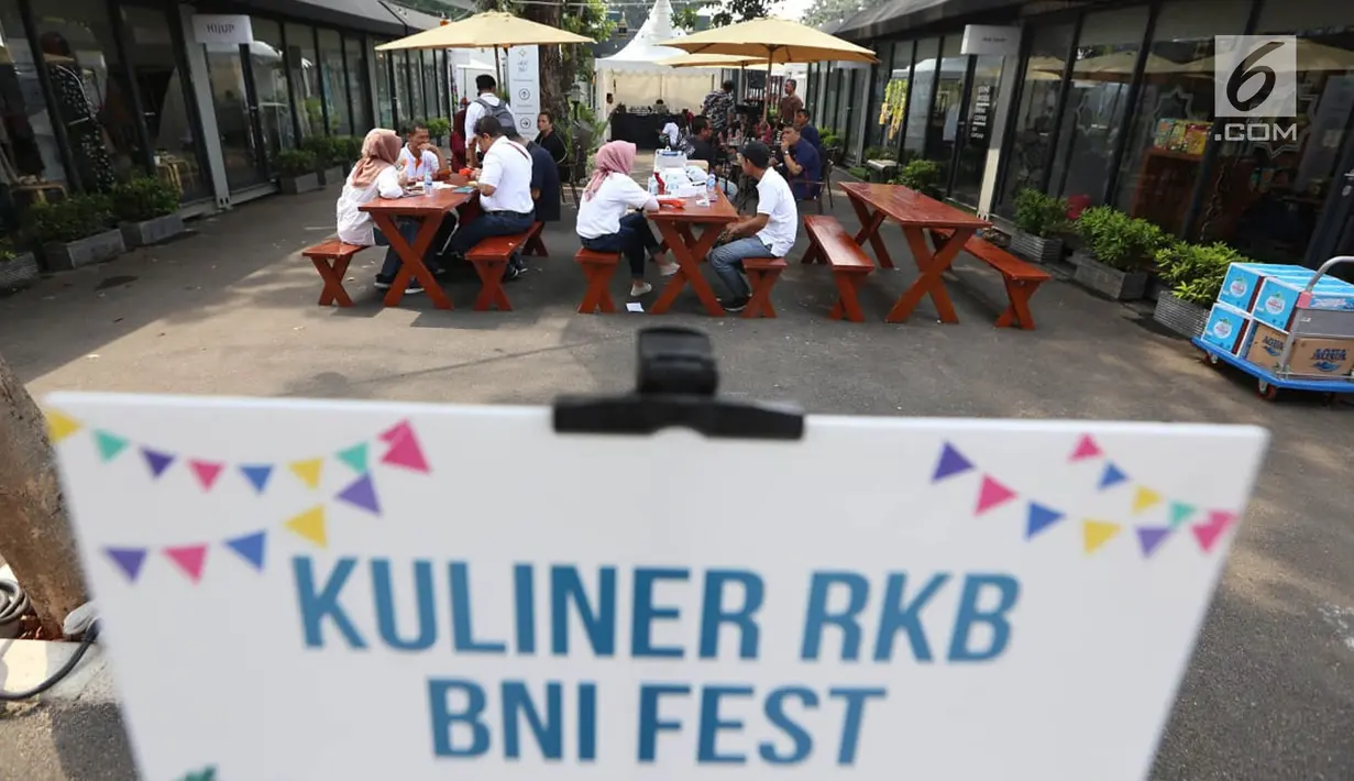 Sejumlah pengunjung menikmati sajian kuliner pada acara Rumah Kreatif BUMN (RKB) BNI Fest di Halal Park, Jakarta, Sabtu (27/7/2019). BNI dan Anak Perusahaan turut meramaikan Halal Park yang digelar pada tanggal 27-28 Juli 2019. (Liputan6.com/HO/Rizki)