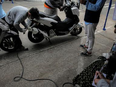 Seorang petugas mengecek emisi gas buang kendaraan bermotor di kawasan Terminal Blok M, Jakarta, Selasa (11/10/2022). Pemerintah Kota Jakarta Selatan
menggelar uji emisi gratis untuk kendaraan bermotor dalam rangka sosialisasi Peraturan Gubernur Nomor 66 Tahun 2020. (Liputan6.com/Faizal Fanani)