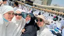 Dalam potret tersebut, tampak ketiganya tampil menawan dalam balutan hijab. Syahnaz dan Nisya Ahmad dengan hijab berwarna putihnya, sedangkan Caca Tengker dengan hijab berwarna hitamnya.  [@raffinagita1717/@syahnazs].