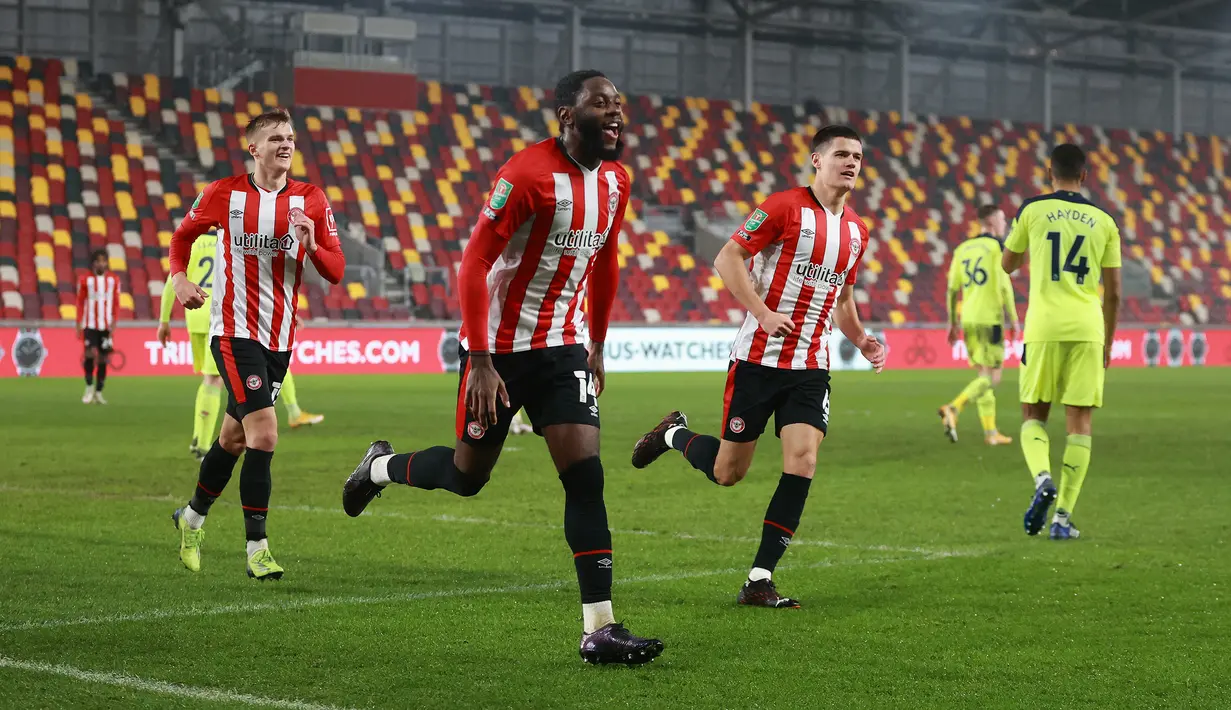 Gelandang Brentford, Josh Dasilva, melakukan selebrasi usai mencetak gol ke gawang Newcastle United dalam laga perempatfinal Piala Liga Inggris Carabao Cup di Brentford Community Stadium, Selasa (22/12/2020). Brentford menang 1-0 atas Newcastle United (AFP/Hannah McKay/Pool)