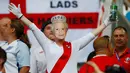 Suporter Inggris menggunakan kostum dengan muka Ratu Elizabeth sebelum menyaksikan pertandingan Inggris melawan Rusia di Stadion Stade Velodrome, Marseille, Prancis (11/6). (REUTERS / Jason Cairnduff)