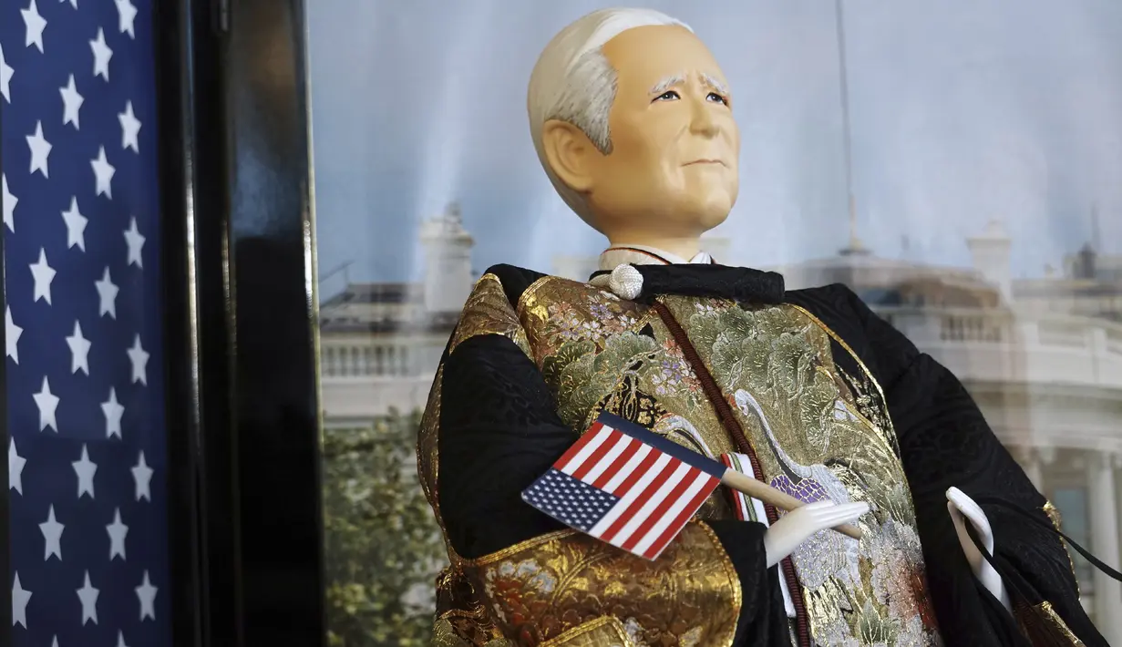 Boneka "Hina" yang menggambarkan Presiden AS Joe Biden dipajang untuk perayaan Girls 'Day di Kyugetsu, pembuat boneka tradisional Jepang, di Tokyo, Rabu (27/1/2021). Tanggal 3 Maret dirayakan sebagai Hari Anak Perempuan untuk mendoakan kesehatan dan kebahagiaan para gadis. (AP Photo/Eugene Hoshiko)