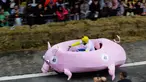 Salah satu peserta mengendarai kendaraan unik buatannya dalam ajang Red Bull Soapbox Race di Sao Paulo, Brasil, Minggu (14/4). Balapan kotak sabun ini menggunakan kendaraan tanpa mesin yang dirakit peserta. (AP Photo/Nelson Antoine)