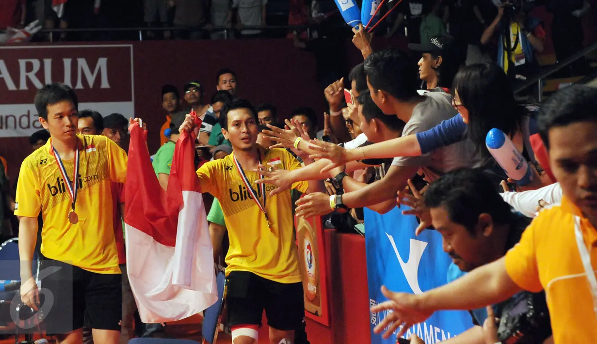 Ganda putra Indonesia, M Ahsan/Hendra Setiawan berkeliling stadion usai mengalahkan Liu Xiaolong/QiuZihan (Tiongkok) di final Total BWF World Championships 2015, Jakarta, Minggu (16/8). Ahsan/Hendra unggul 21-17, 21-14. (Liputan6.com/Helmi Fithriansyah)