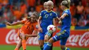 Aksi Lieke Martens (kiri) saat menendang bola dari kawalan dua pemain Swedia pada pertandingan UEFA Women's Euro 2017 di stadion De Vijverbeg di Doetinchem (29/7). (AFP Photo/ Daniel Mihailescu)