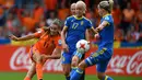 Aksi Lieke Martens (kiri) saat menendang bola dari kawalan dua pemain Swedia pada pertandingan UEFA Women's Euro 2017 di stadion De Vijverbeg di Doetinchem (29/7). (AFP Photo/ Daniel Mihailescu)