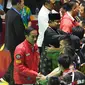 Presiden Joko Widodo bersama Ketua Umum Pengurus Besar Ikatan Pencak Silat Indonesia (IPSI) Prabowo Subianto menyalami atlet pencak silat peraih medali Asian Games 2018 di Jakarta Jakarta, Rabu (29/8). (Merdeka.com/Imam Buhori)