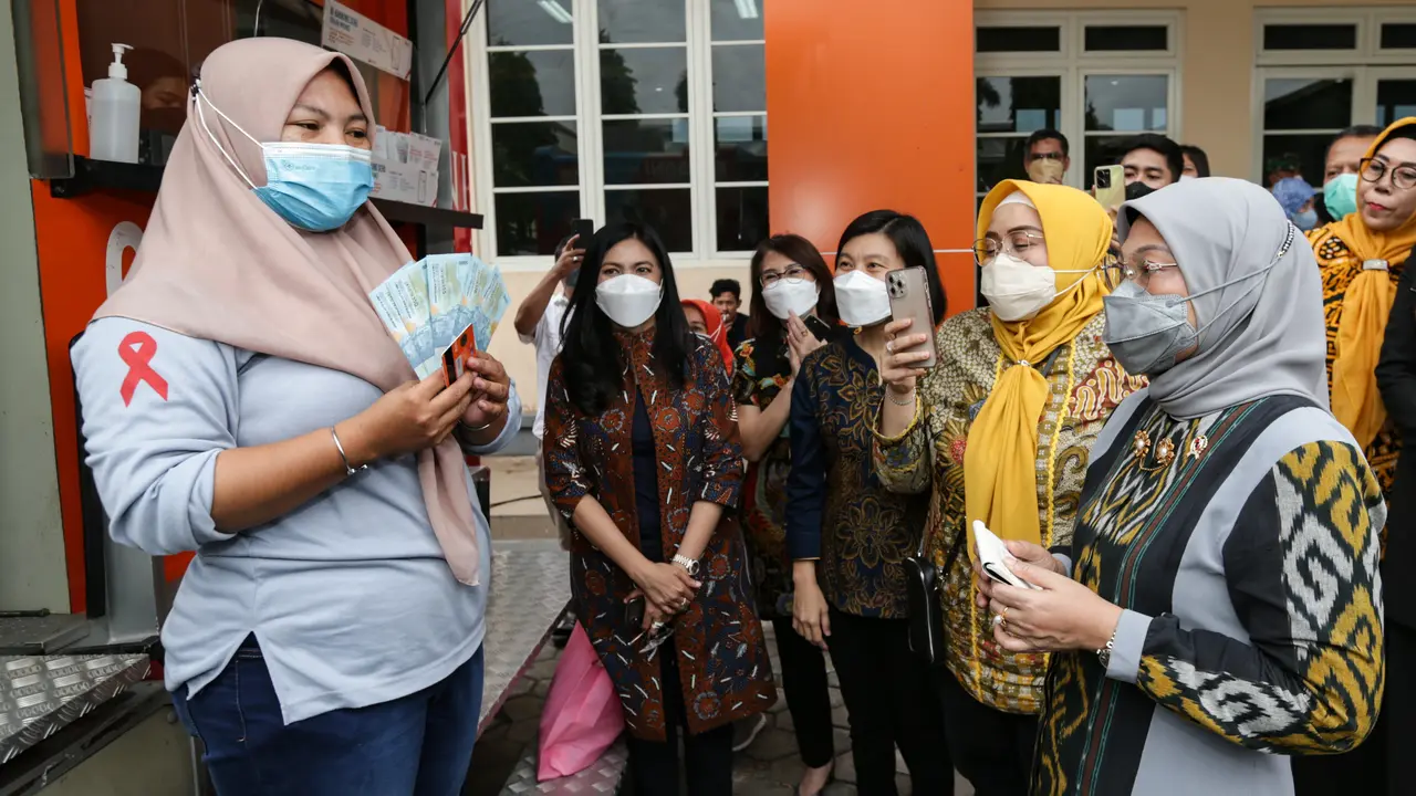 Menteri Ketenagakerjaan Ida Fauziyah menyaksikan langsung para pekerja mengambil BSU dari mesin BNI Layanan Gerak (BLG) di KUD Tani Bahagia Mojokerto, Jawa Timur, Jumat (30/9/2022).
