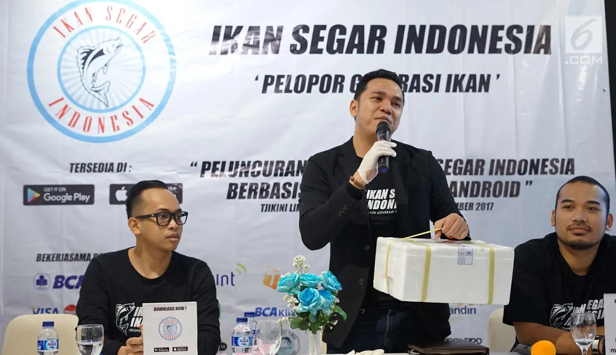 Pendiri Ikan Segar Indonesia, Ronald (kiri), Catur (tengah) serta Rachmat Ferdiansyah selaku Commerce Director saat menunjukan kemasan Ikan Segar Indonesia di Jakarta, Kamis (30/11). (Liputan6.com/Pool/Ridho)