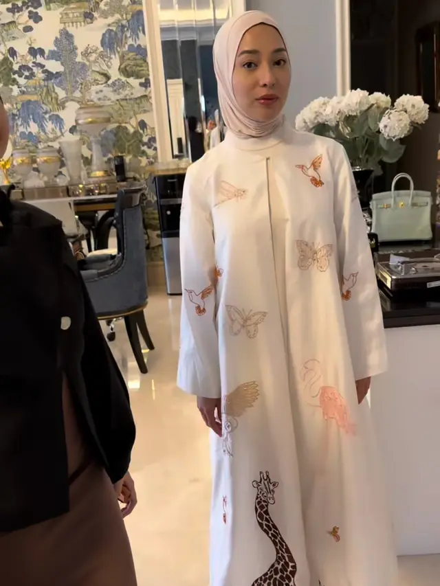 Nikita Willy kenakan kerudung dipadukan abaya motif hewan. [@nikitawillyofficial94]