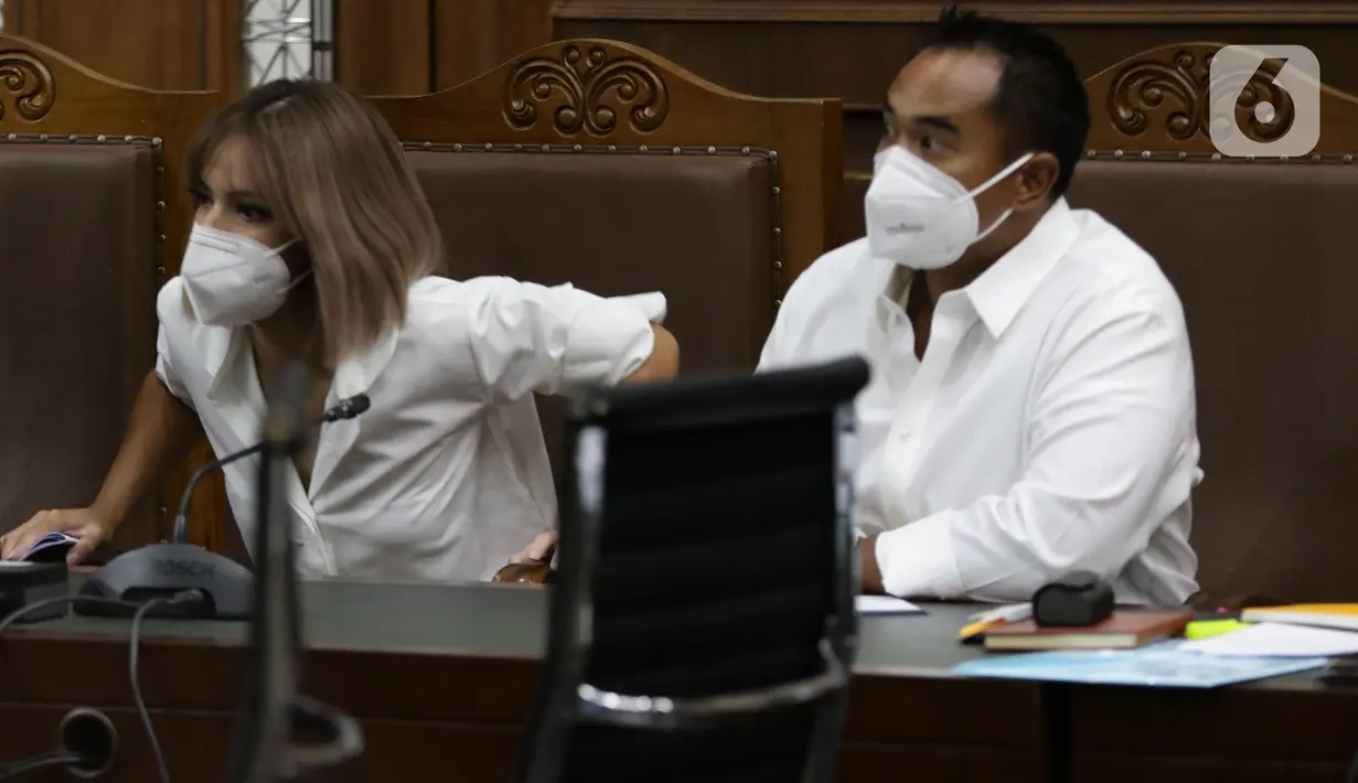 Pasangan selebritas Nia Ramadhani (kiri) bersama suaminya, Ardi Bakrie saat menjalani sidang lanjutan kasus dugaan penyalahgunaan narkoba di Pengadilan Negeri Jakarta Pusat, Kamis (9/12/2021). Sidang lanjutan tersebut mendengar keterangan saksi ahli. (Liputan6.com/Helmi Fithriansyah)