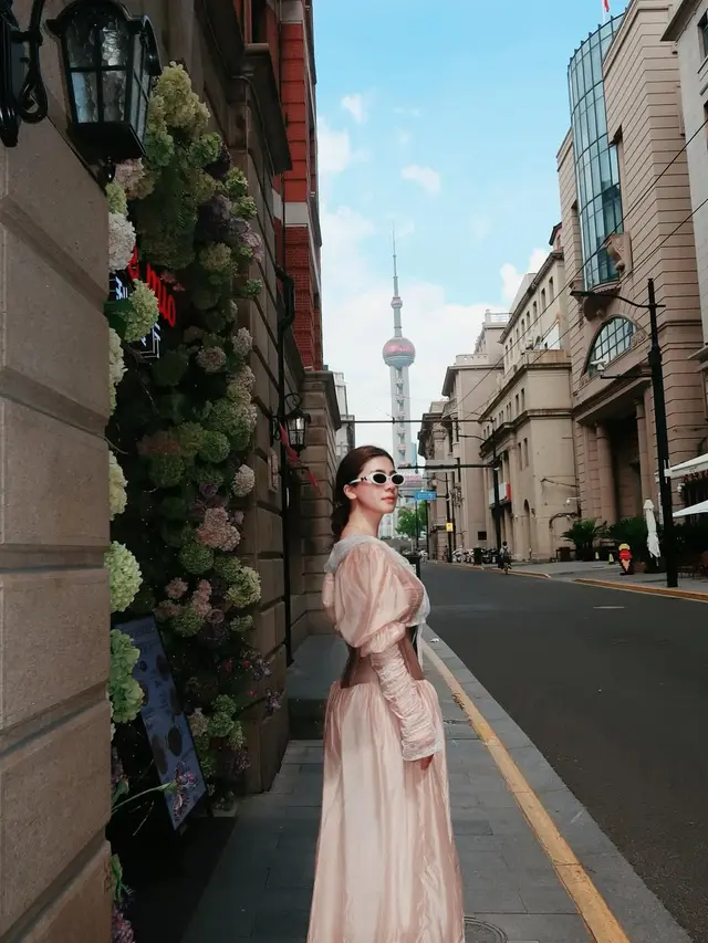 Gaya Liburan Felicya Angelista Liburan ke Shanghai, Percaya Diri dengan Dress Vintage Modern yang Soroti Body Ramping