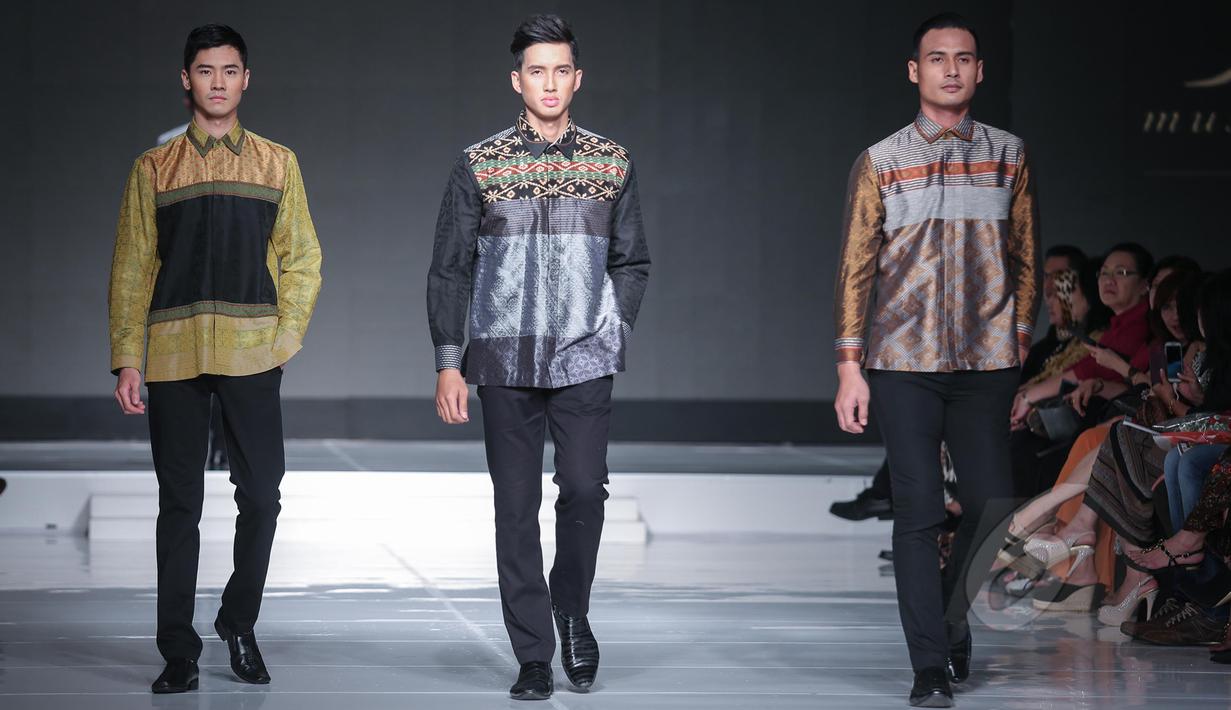 Sejumlah model berpose memakai busana rancangan desainer asal Indonesia, Musa Widyatmodjo pada ajang Jakarta Fashion and Food Festival di Jakarta, Jumat (22/5/2015). Rancangan Musa Widyatmodjo bertema "Luxury Man". (Liputan6.com/Faizal Fanani)