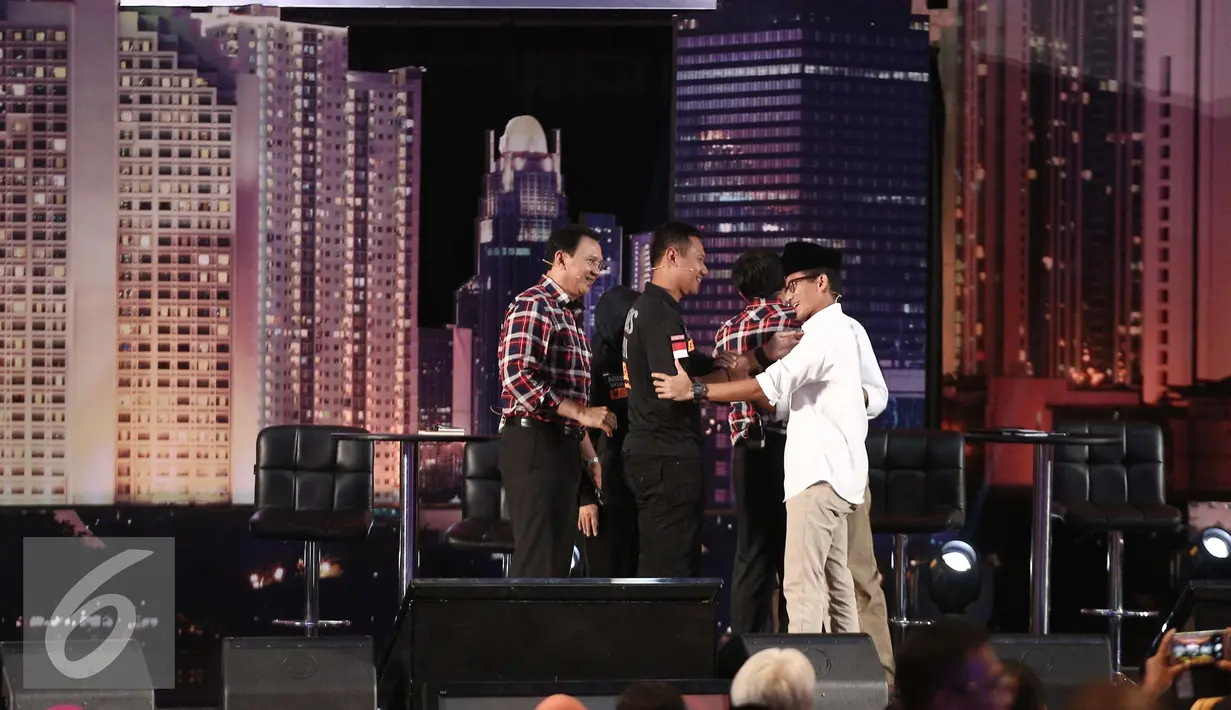 Suasana akrab ketiga pasang Cagub DKI Jakarta Agus Harimurti Yudhoyono-Sylviana, Basuki T Purnama-Djarot Saiful Hidayat, dan Anies Baswedan-Sandiaga Uno usai debat perdana Cagub DKI-Jakarta, Jumat (13/1). (Liputan6.com/Faizal Fanani)