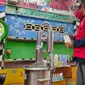 Proses pembuatan hand sanitizer menggunakan alat penyuling yang diberikan Pertamina Sumbagsel ke warga Lorong Mari Palembang Sumsel (Liputan6.com / Nefri Inge)