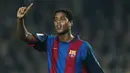 2. Patrick Kluivert - Patrick Kluivert berhasil meraih gelar juara La Liga pada musim pertamanya di Barcelona. Pemain asal Belanda ini menorehkan 122 gol dari 257 pertandingannya bersama Barcelona. (AFP/Lluis Gene)