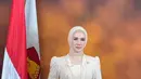 Kembali terpilih jadi anggota DPR RI, Mulan Jameela tampil anggun dalam balutan kebaya kutubaru warna soft cream. Sentuhan vintage terlihat pada kebaya pilihan Mulan dengan detail puffy pada lengan. [@mulanjameela1].