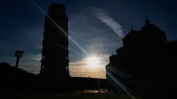 Gambar pada 28 November 2018 menunjukkan Menara Pisa di kota Pisa, Tuscany, Italia. Menara Pisa ditutup untuk umum pada 1990 selama 11 tahun dengan alasan keamanan setelah bangunan itu miring sejauh 4,5 meter dari titik vertikalnya. (Tiziana FABI / AFP)