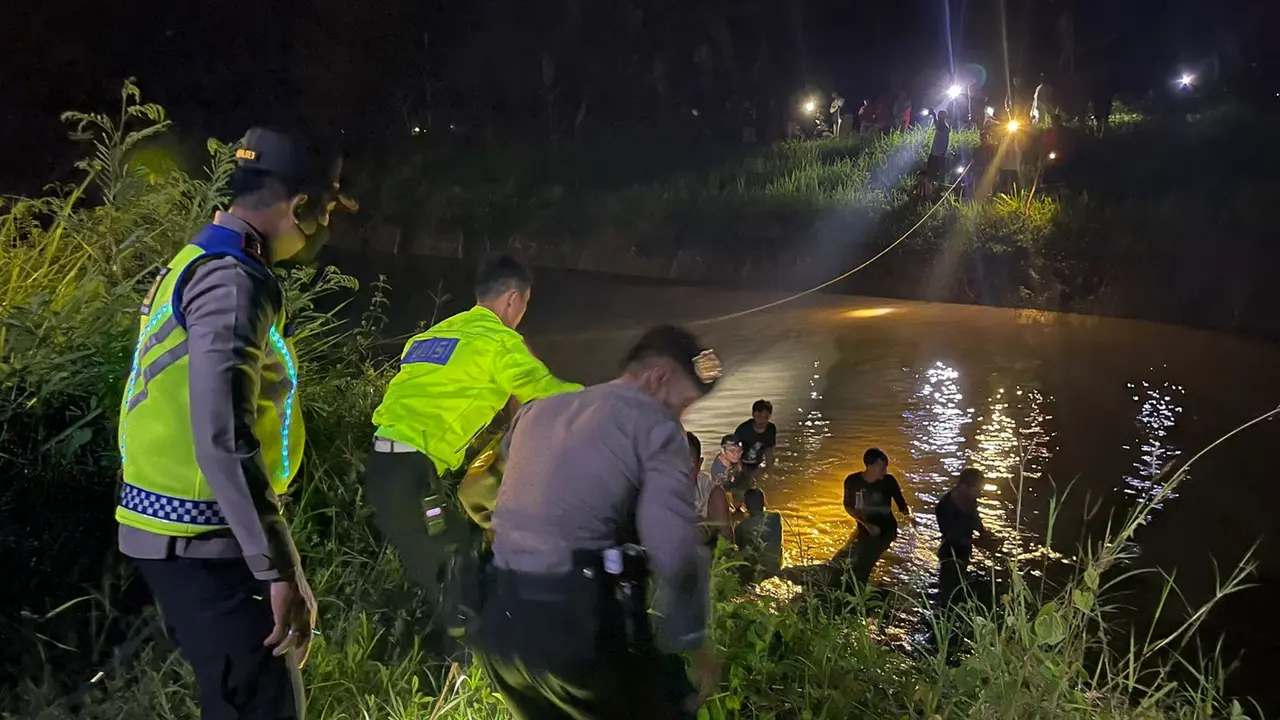Evakuasi dua bocah tenggelam di hari Lebaran Idul Fitri, di Pemalang, Jawa Tengah. (Foto: Liputan6.com/Polres Pemalang)