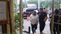 Anggota DPRD Bengkalis Rismayeni digiring penyidik Polda Riau (M Syukur/Liputan6.com)