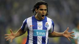Radamel Falcao. Striker berusia 35 tahun yang kini menjalani musim pertama bersama Rayo Vallecano ini didatangkan FC Porto dari River Plate pada awal musim 2009/2010 dengan mahar 6 juta euro. Pada awal musim 2011/2012 Porto melepasnya ke Atletico Madrid dengan nilai 40 juta euro. (AFP/Miguel Riopa)