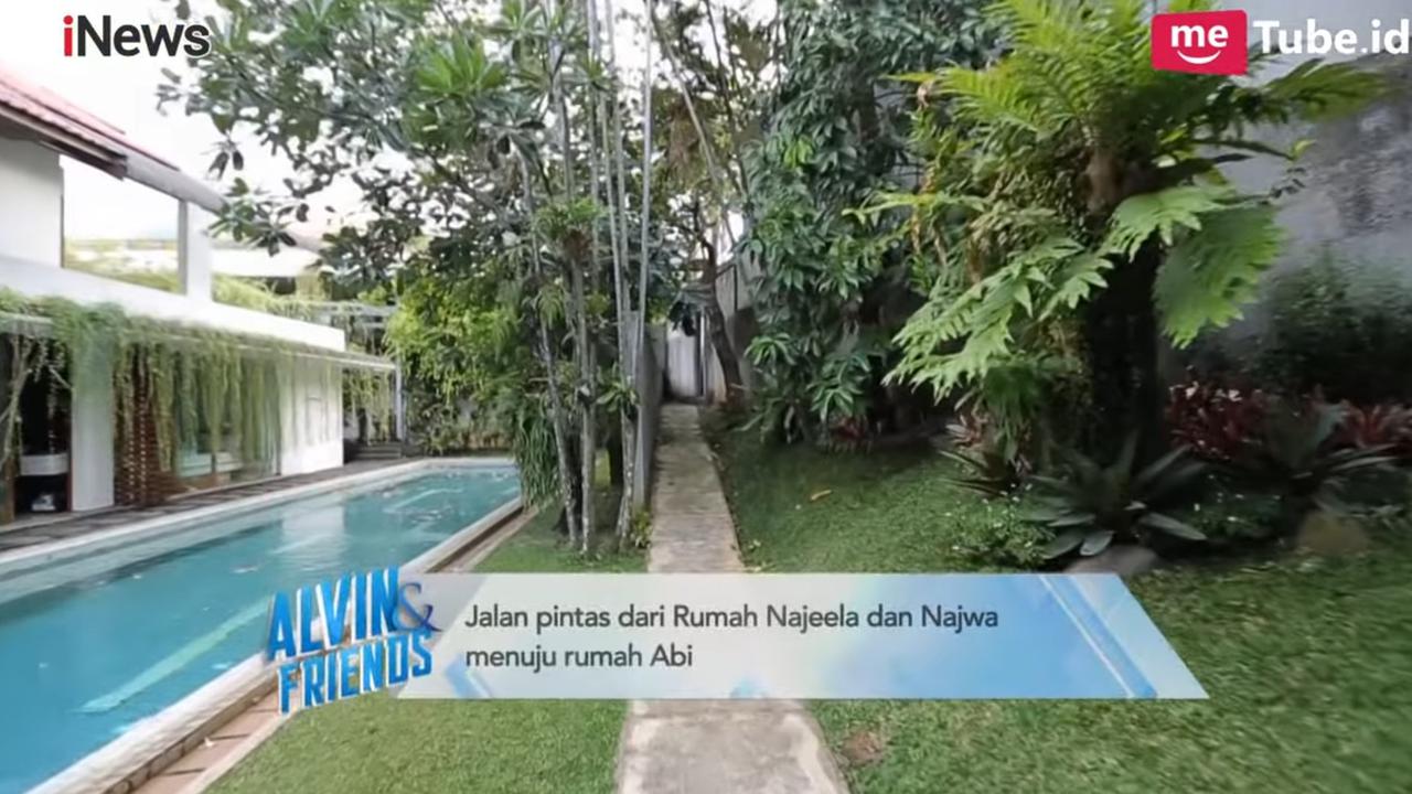 5 Potret Halaman Belakang Quraish Shihab, Ada Kolam Renang, Musala Hingga Gang Kecil Menuju Rumah Najwa Shihab