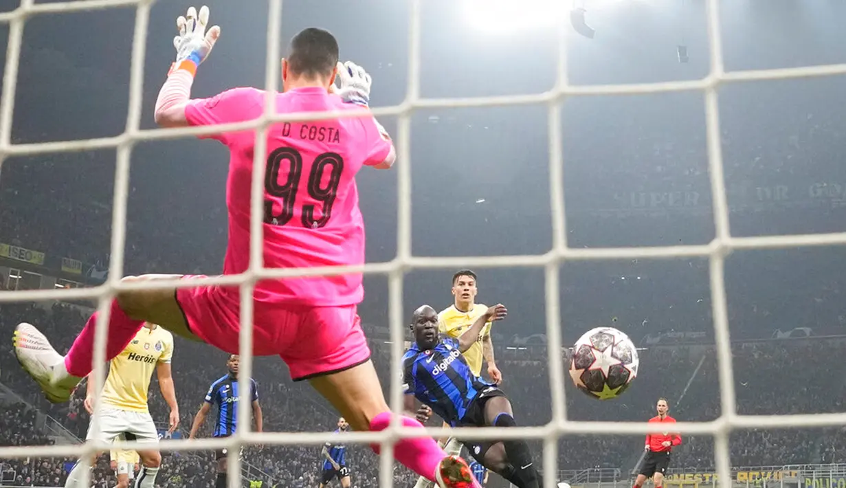 Pemain Inter Milan Romelu Lukaku (kanan) mencetak gol ke gawang Porto pada pertandingan sepak bola leg pertama babak 16 besar Liga Champions di Stadion San Siro, Milan, Italia, 22 Februari 2023. Inter Milan mengalahkan Porto dengan skor 1-0. (AP Photo/Luca Bruno)