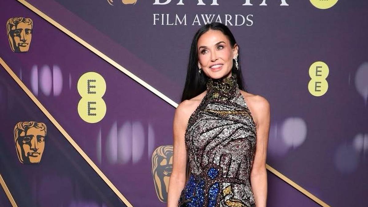 6 Gaya Artis di BAFTA Awards 2025, Demi Moore hingga Ariana Grande
