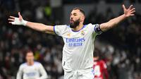 Real Madrid berhasil membekuk tamunya Valencia 4-1 dalam laga lanjutan Liga Spanyol 2021/2022 di Santiago Bernabue Stadium, Sabtu (8/1/2022). Empat gol Los Blancos dibagi rata dua pemain andalannya yang tampil gacor, Karim Benzema dan Vinicius Junior. (AFP/Gabriel Bouys)