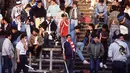 Sebelumnya para suporter Liverpool sudah beramai melempari para fans Juventus dengan batu. Hal tersebut membuat Fans si Nyonya Tua berpindah dan menepi ke dinding stadion. (AFP/Dominique Faget)