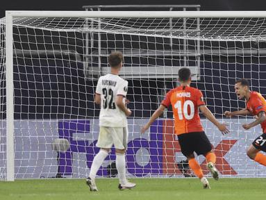 Pemain Shakhtar Donetsk Alan Patrick (kanan) melakukan selebrasi usai mencetak gol ke gawang Bassel pada pertandingan perempat final Liga Europa di Veltins-Arena, Gelsenkirchen, Jerman, Selasa (11/8/2020). Shakhtar Donetsk menang 4-1. (Wolgang Rattay/Pool Photo via AP)