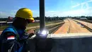 Pekerja menyelesaikan pembangunan proyek Jalan Tol Cinere - Jagorawi (Cijago) Seksi 3A (Kukusan - Cinere) di kawasan Krukut, Depok, Jawa Barat, Selasa (29/11/2022). Jalan Tol Cinere-Jagorawi (Cijago) Seksi 3 Kukusan-Cinere sepanjang 5,44 km secara keseluruhan akan tuntas Januari tahun 2023 mendatang. (merdeka.com/Arie Basuki)