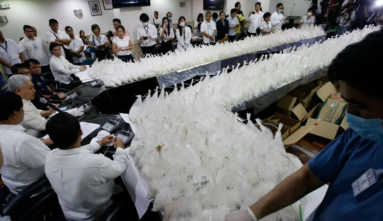 Petugas Biro Investigasi Nasional Filipina merilis kasus penyelundupan narkoba jenis metamfetamin dari China, di Manila, Senin (29/5). Petugas Filipina menyita 600 kilogram metamfetamin dengan nilai sekitar USD 121,4 juta. (AP Photo/Aaron Favila)
